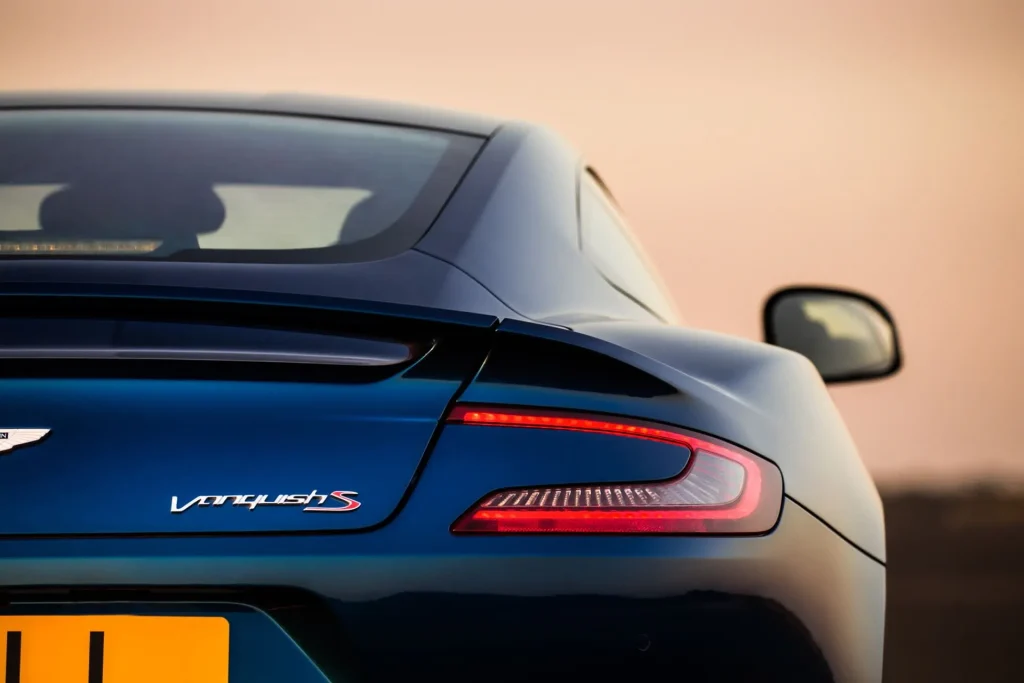 Aston Martin Vanquish Ultimate Gt — foto 2